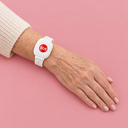 Mano de persona mayor con la pulsera SOS SafePulse